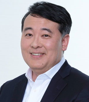 記念スピーチに登壇するエリック・カワバタさん