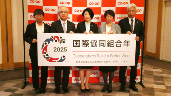 日本生協連とコープ共済連の新役員（左から日本生協連の二村睦子専務理事、藤井専務、新井会長、コープ共済連の笹川理事長、和田長太郎代表理事専務）