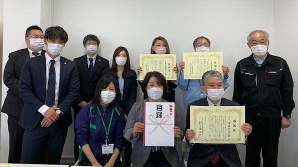 生産関係者に感謝状と目録を贈呈