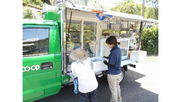 移動販売車「EV元気カー」に立ち寄る利用者