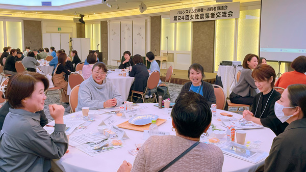 全体会で講演する中垣さん