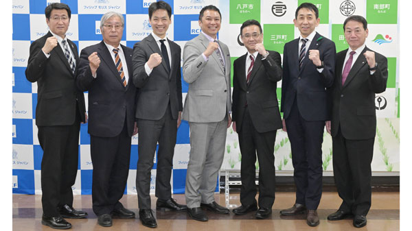 プロジェクト発足の発表会に臨んだ関係者。左から、福田博実田子町副町長、櫻井雅洋新郷村長、藤沢烈RCF代表理事、PMJ副社長小林、熊谷雄一八戸市長 、沼澤修二三戸町長 、工藤祐直南部町長