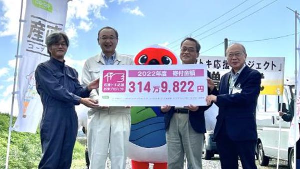 8日に佐渡市で行なわれた贈呈式。左から、ＪＡ佐渡の竪野理事長、佐渡市の渡辺市長、コープデリにいがたの登坂理事長、コープデリ連合会の永井伸二郎副理事長