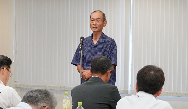 米の生育状況を報告する生産者の須田さん