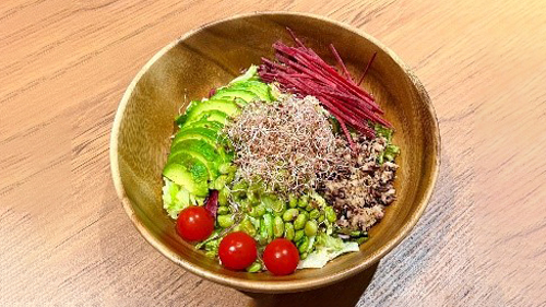 「野菜の日」限定メニューの「日替わりボリュームサラダボウル」