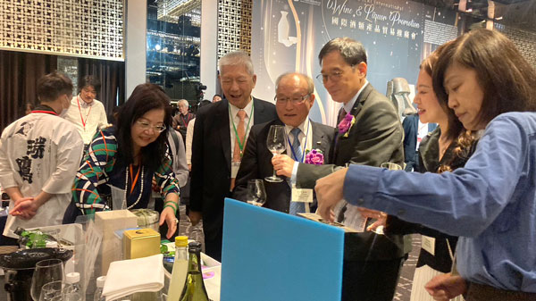 香り豊かな静岡県の日本酒は、来場者から好評を博した（8日、台北市）