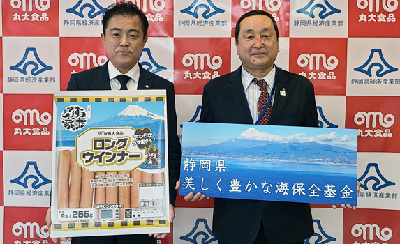 静岡県庁を表敬訪問した丸大食品　中部営業部長の高川氏（左）と静岡県経済産業部長の増田氏