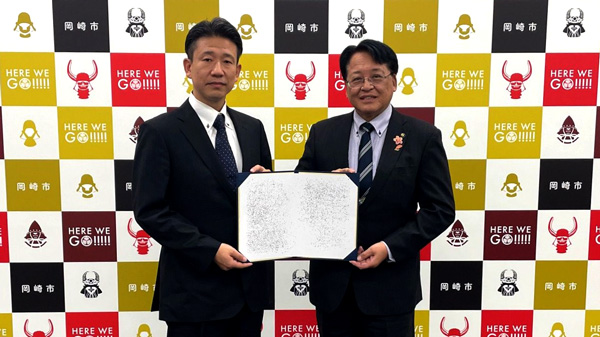 カインズ 販売本部　第3ゾーンの菊地義雄部長（左）と岡崎市の内田康宏市長
