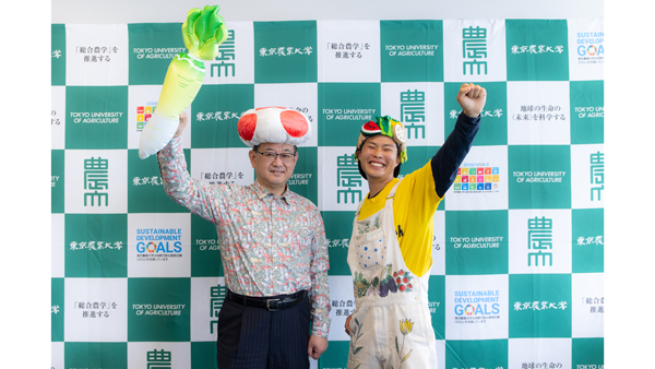 「ベジったー！」の掛け声で記念撮影した江口学長（左）とヤサイちゃん