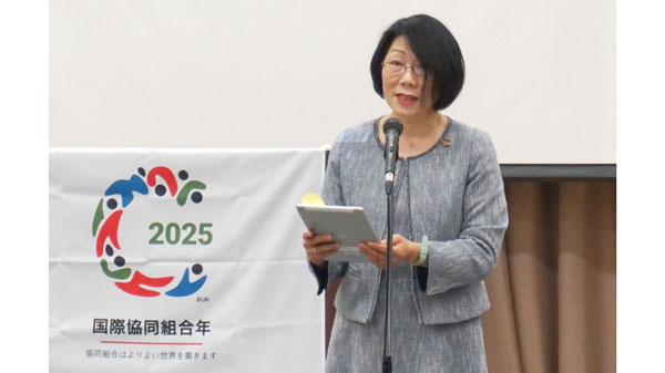 閉会あいさつをする新井ちとせ副代表