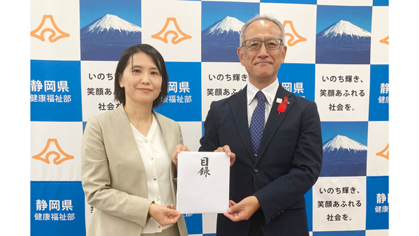 目録を手渡した細谷理事長（左）と青山部長