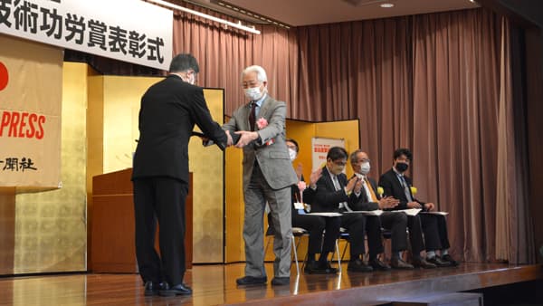 「第52回食品産業技術功労賞」の表彰式で。元会長の石井健太郎氏が参加