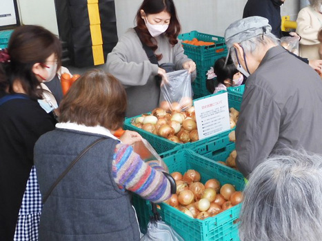 人気の産直野菜詰め放題コーナー