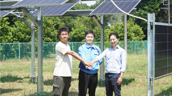 3社の共同実証により設置中の太陽光発電設備の前で。左から千葉エコ・エネルギーの馬上丈司代表、東北電力 事業創出部門の細井暁副部門長、Cyrinxの荒木宏光代表