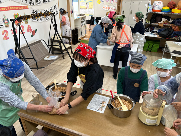 助成により行われた手作り味噌仕込みイベント