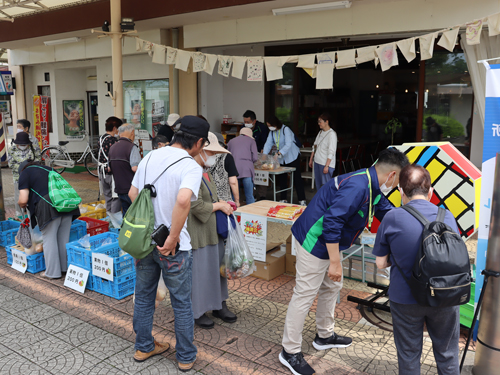 青果販売に集まった多くの近隣住民