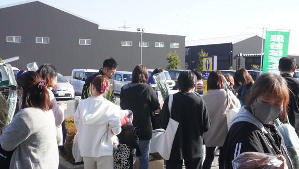 人気商品の長ねぎを求める行列