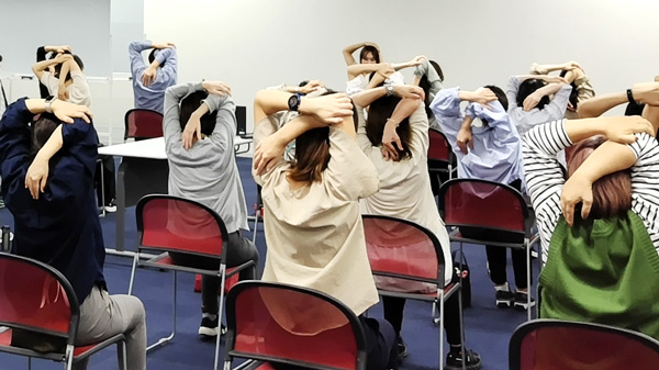 東新宿本部で開かれたヨガ講座