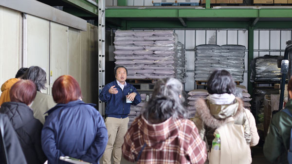 事務所内の出荷場を説明する金谷代表