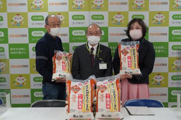 贈呈式に参列した左から、フードバンク立川の高木信雄代表、コープみらいの永井副理事長、フードバンク昭島の軸丸里奈代表理事