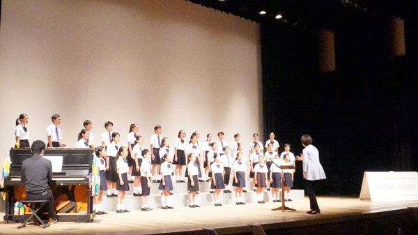 歌声を響かせた38人の子ども達と伴奏した駒野将崇さん