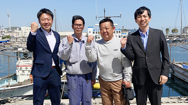商品開発でタッグを組んだ、カネテツデリカフーズの谷川さん、神戸市漁協の河原さん、漁業者の幸内さん、コープこうべ宅配運営部 宅配商品の難波さん（左から）