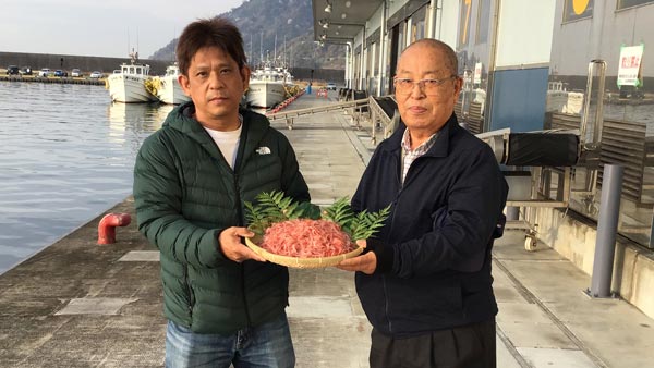 由比港漁業協同組合の宮原組合長（右）と大石専務理事