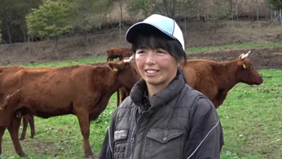 「産直はなゆき農場有機牛」の取り組み動画から。はなゆき農場代表取締役の中村梢乃氏