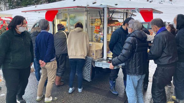 移動スーパーとくし丸　能登半島地震被災地で救援物品を無償配布