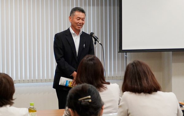米の生育状況を報告する生産者の鈴木さん