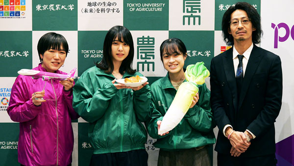 左から越出あい香さん（peach）、櫻林茜子さん（海洋水産学科 3年）、藤原杏香さん（自然資源経営学科 3年）、上田智久教授(自然資源経営学科)