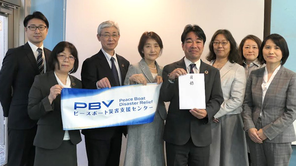 ピースボート災害支援センターへの贈呈式で