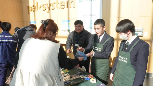 生徒が商品を直接販売