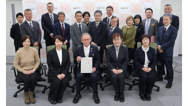 前列左から、生活クラブ千葉の福住洋美理事長、生活クラブ埼玉の村山なみ理事長、沖縄県の玉城知事、生活クラブ東京の加瀬和美理事長、生活クラブ神奈川の篠崎みさ子理事長／後列：沖縄県庁職員、生産者で沖縄物産企業連合、生活クラブ連合会役職員