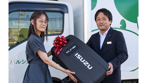 いすゞ自動車首都圏の山﨑さん（右）からカギのレプリカを受け取る石井理事