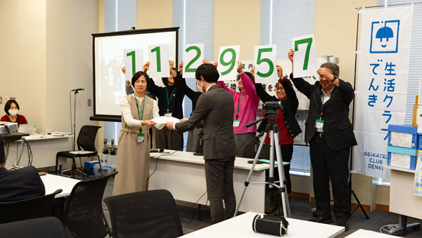 11万2957筆の署名を経産省・環境省に提出（6日、東京・永田町）