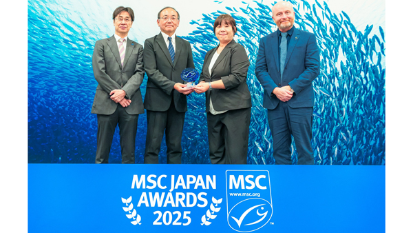 「MSCジャパン・アワード 2025」授賞式で。左から、MSCジャパン プログラム・ディレクターの石井幸造氏、日本生協連サステナビリティ戦略室スタッフの松本哲氏、コープデリ連合会宅配誌面・EC編集部部長の家近路子氏、MSCアジア太平洋地域ディレクターのパトリック・カレオ氏g