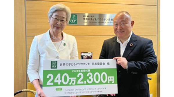 寄附金贈呈式に臨んだJCVの剱持睦子理事長（左）とコープデリ連合会の熊﨑伸代表理事理事長
