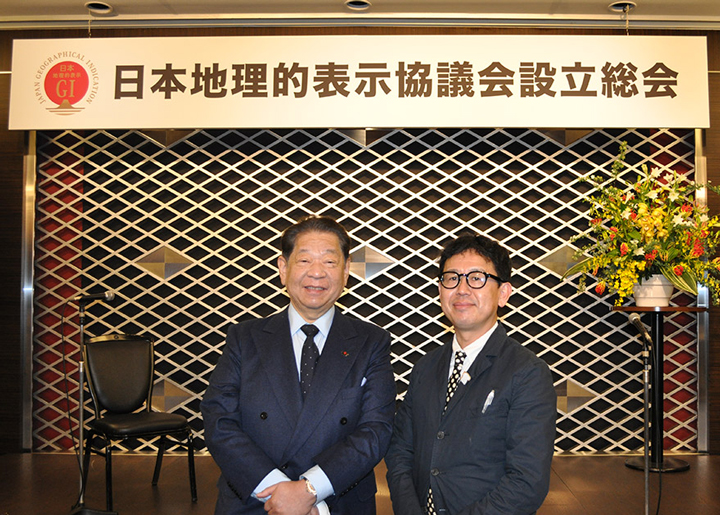 JGIC会長に就任した菊の井社長の村田吉弘氏（左）と食文化取締役の井上氏