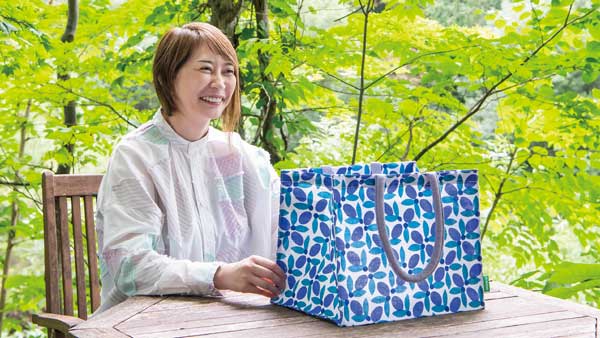 「コープさっぽろエコマイバッグ」をデザインする梶原さん