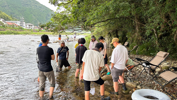 天然アユなど高津川の生き物を観察する「ガサガサ体験」