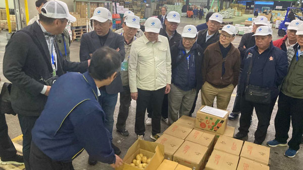 静岡県の農産物市場を視察する台北農産の視察団