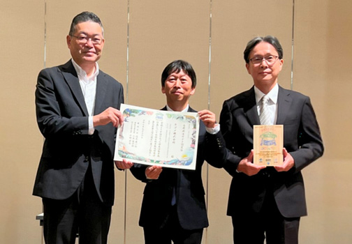 9月30日に行われた認定式。左から環境省　自然環境局長の堀上勝氏 、カゴメ野菜生活ファーム 代表取締役の川口詞正氏、カゴメコーポレート企画本部 経営企画室 サステナビリティグループの綿田圭一氏