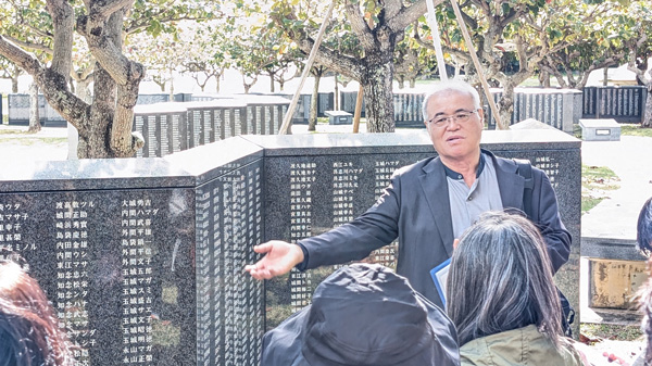 刻銘碑で親族の被害を語る東江専務理事
