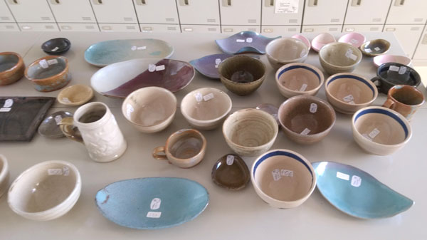 ふだんは学校内の生産物展示・頒布所で販売する生徒たちの作品