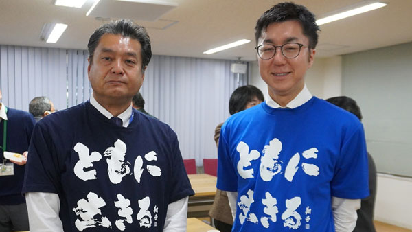やまゆり事件を機に制定された憲章Tシャツで参加した大野さん（左）と同局の松本勇哉さん