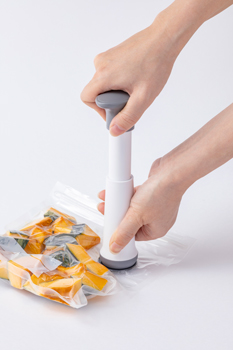 協定で活用されるカインズの食品圧縮袋と保存容器用手動ポンプの使用例