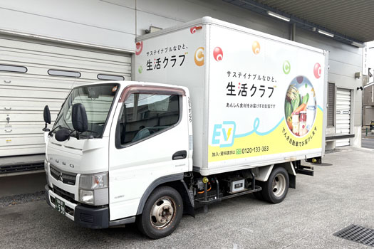 EVトラックのラッピングを施した配送車両