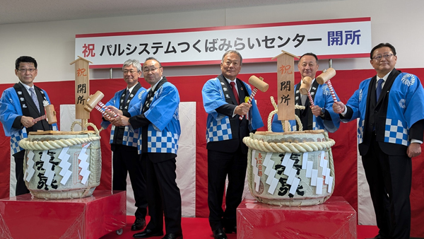 開所式で行われた鏡開き