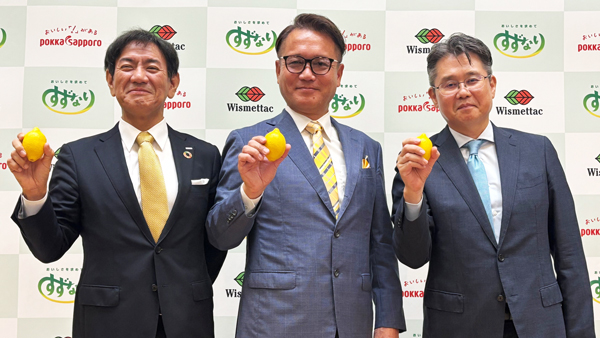 新会社のLEMONITYを設立したポッカサッポロの佐藤雅志社長（左）、鈴生およびLEMONITYの鈴木貴博社長（中央）、西本Wismettacホールディングスの新開裕之社長